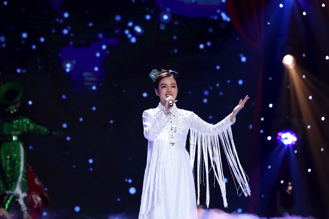 'Kỷ niệm thanh xuân': Chiếc cúp Quán quân của Ngô Thái Ngân và hồi ức về những lần 'trầy trật' định bỏ nghề