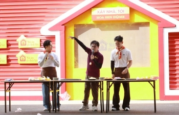 Đại Nghĩa cùng Song Luân, Anh Tú làm bánh bán kiếm tiền giúp đỡ trẻ em tại chương trình 'Mái ấm gia đình Việt'