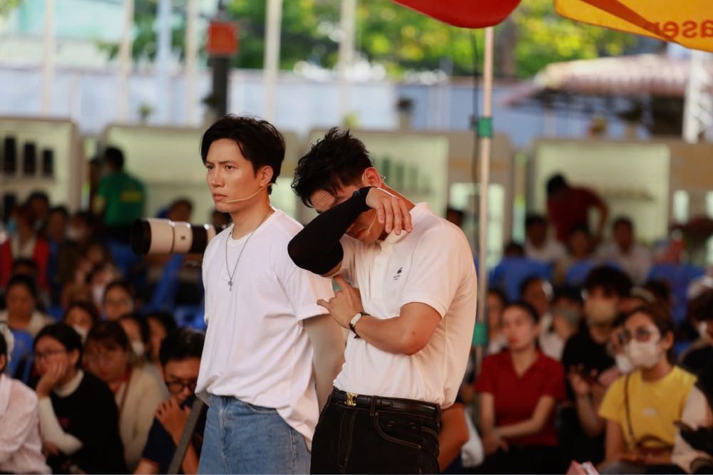 Đại Nghĩa cùng Song Luân, Anh Tú làm bánh bán kiếm tiền giúp đỡ trẻ em tại chương trình 'Mái ấm gia đình Việt'