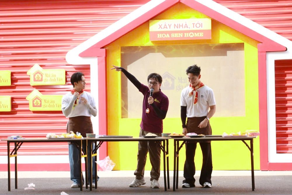 Đại Nghĩa cùng Song Luân, Anh Tú làm bánh bán kiếm tiền giúp đỡ trẻ em tại chương trình 'Mái ấm gia đình Việt'