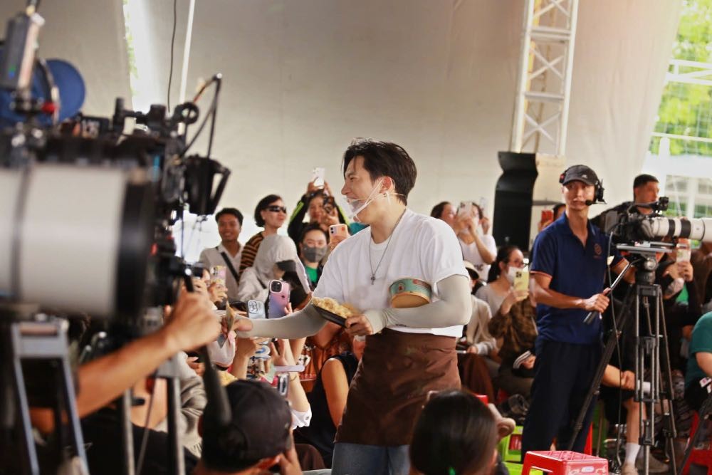 Đại Nghĩa cùng Song Luân, Anh Tú làm bánh bán kiếm tiền giúp đỡ trẻ em tại chương trình 'Mái ấm gia đình Việt'