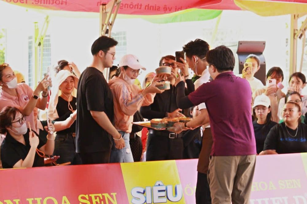 Đại Nghĩa cùng Song Luân, Anh Tú làm bánh bán kiếm tiền giúp đỡ trẻ em tại chương trình 'Mái ấm gia đình Việt'