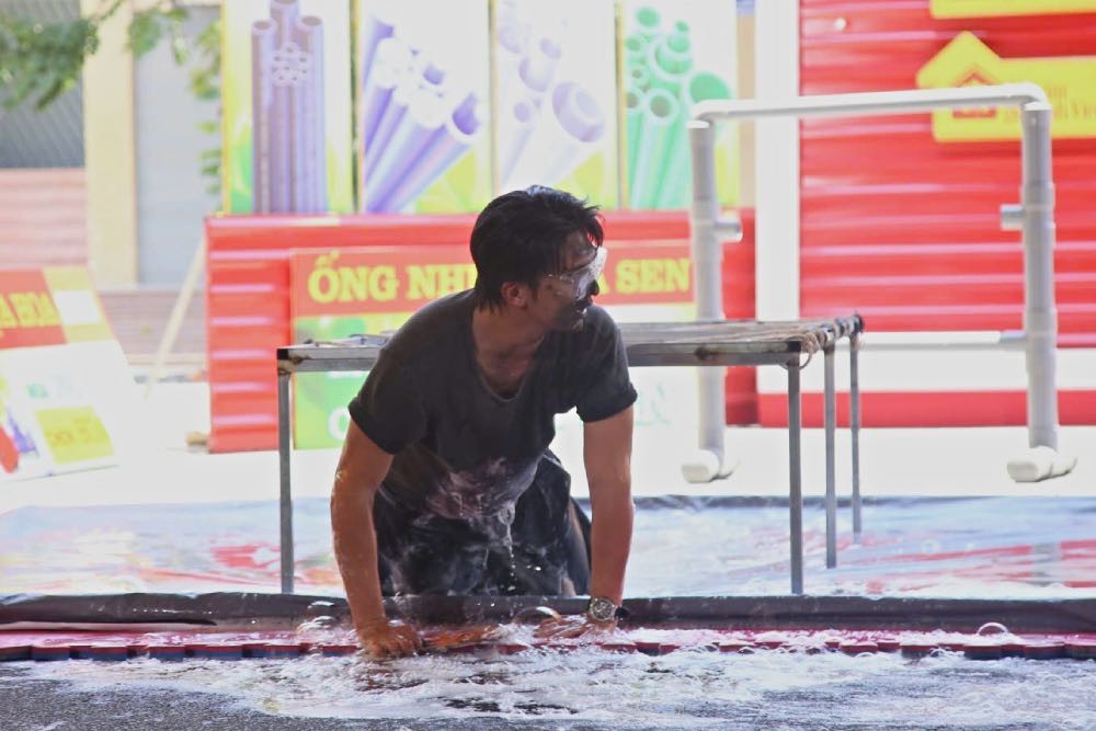 Đại Nghĩa cùng Song Luân, Anh Tú làm bánh bán kiếm tiền giúp đỡ trẻ em tại chương trình 'Mái ấm gia đình Việt'