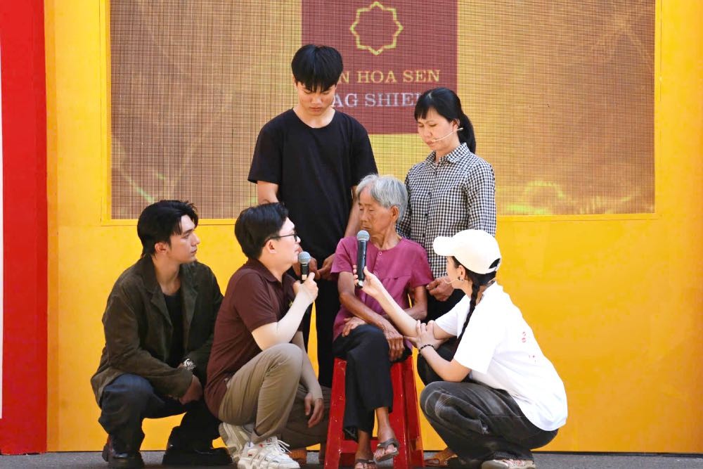 Đại Nghĩa cùng Song Luân, Anh Tú làm bánh bán kiếm tiền giúp đỡ trẻ em tại chương trình 'Mái ấm gia đình Việt'