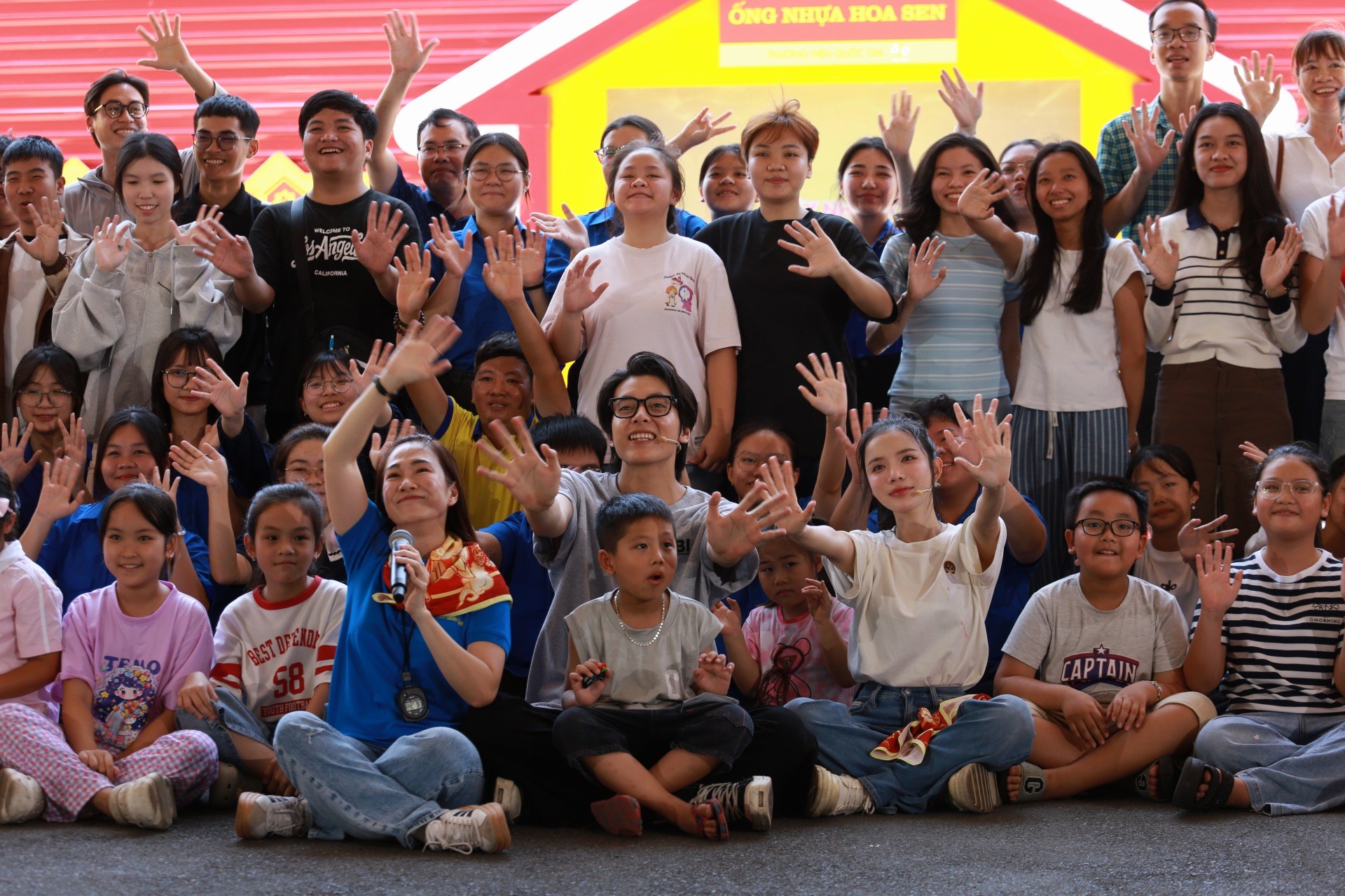 'Mái ấm gia đình Việt': MC Đại Nghĩa bất ngờ trước quá khứ khó khăn của diễn viên Duy Khương