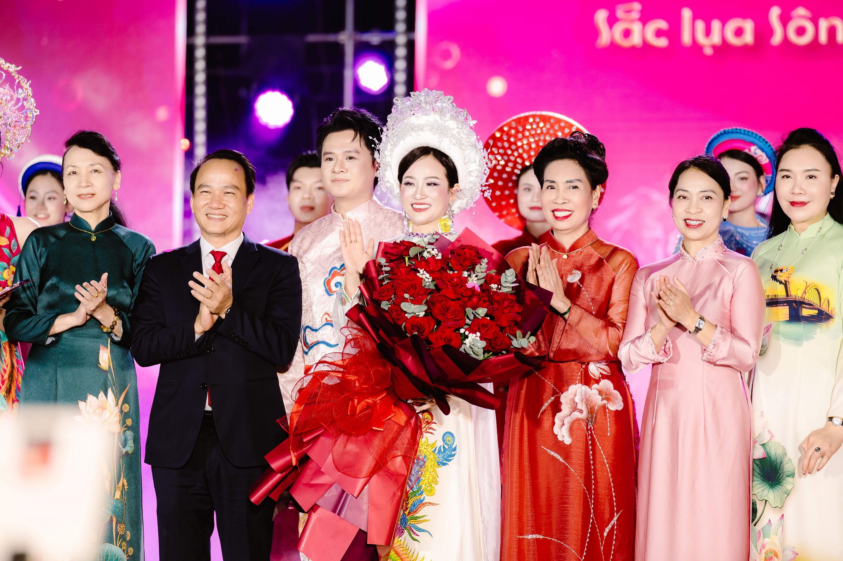 NTK Nguyễn Lan Vy tiếp tục tạo dấu ấn lớn tại lễ hội áo dài 'Tinh hoa áo dài – Sắc lụa sông Hàn'