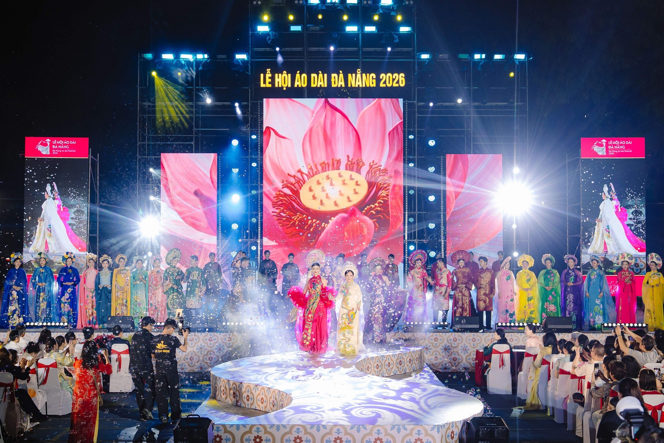 NTK Nguyễn Lan Vy tiếp tục tạo dấu ấn lớn tại lễ hội áo dài 'Tinh hoa áo dài – Sắc lụa sông Hàn'