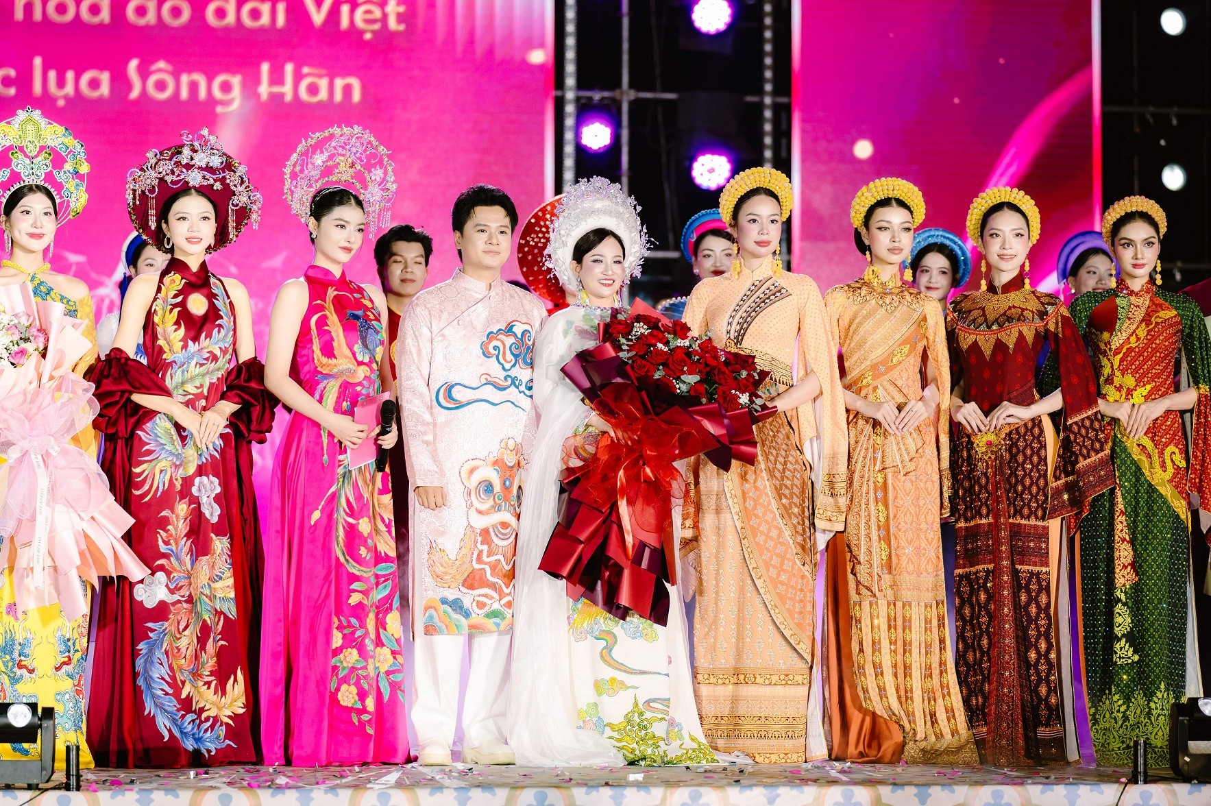 NTK Nguyễn Lan Vy tiếp tục tạo dấu ấn lớn tại lễ hội áo dài 'Tinh hoa áo dài – Sắc lụa sông Hàn'