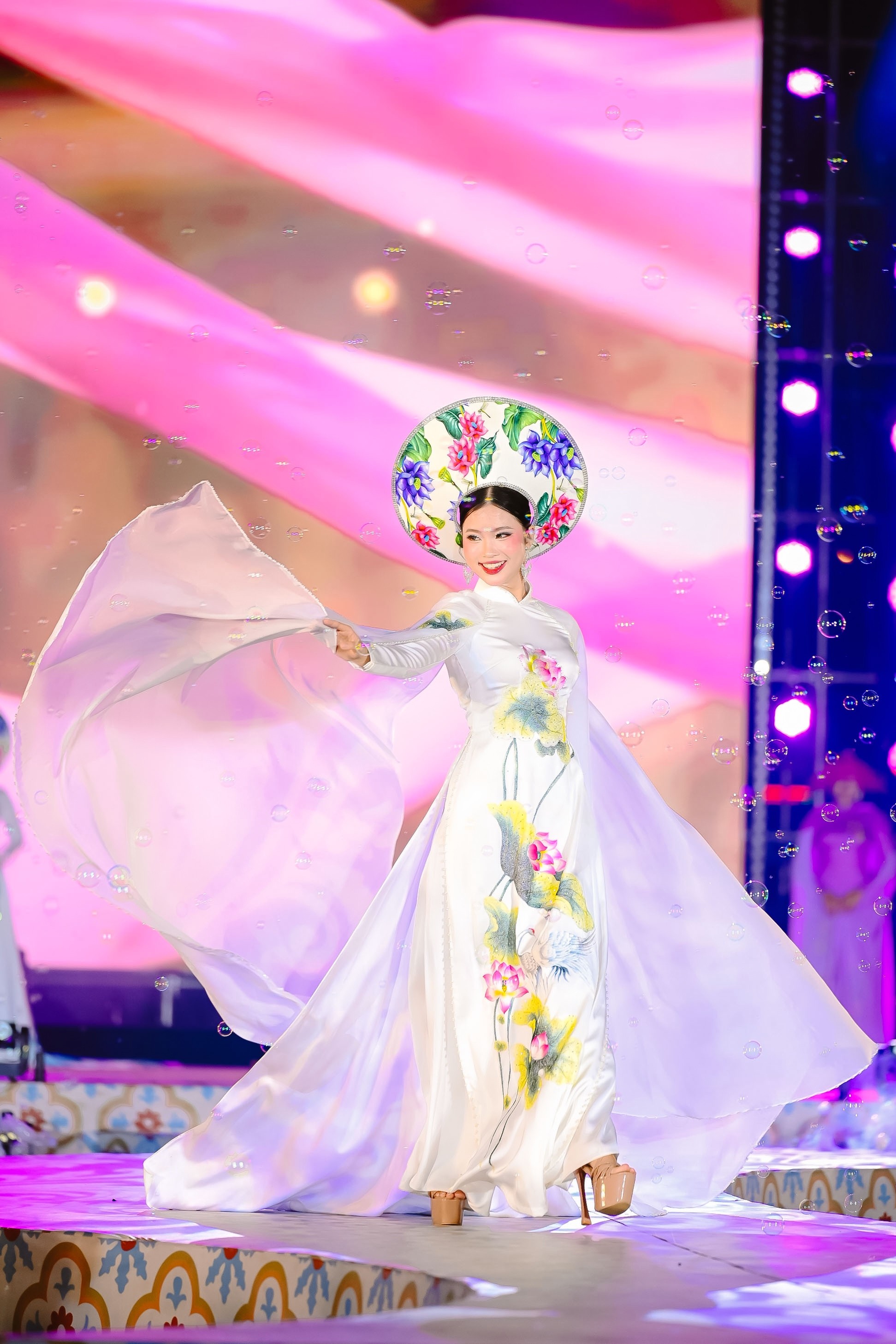 NTK Nguyễn Lan Vy tiếp tục tạo dấu ấn lớn tại lễ hội áo dài 'Tinh hoa áo dài – Sắc lụa sông Hàn'