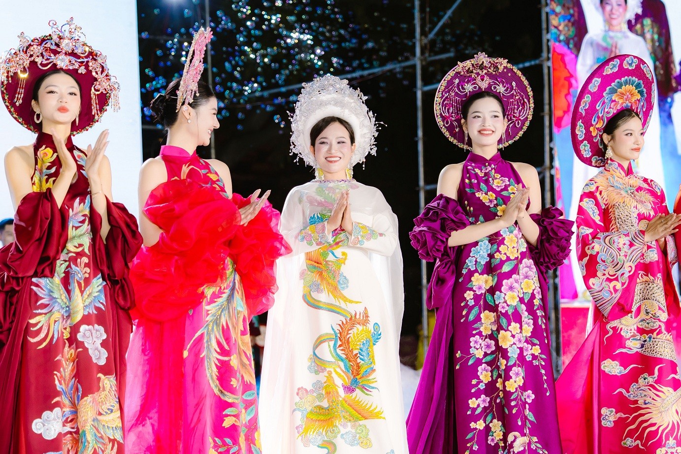 NTK Nguyễn Lan Vy tiếp tục tạo dấu ấn lớn tại lễ hội áo dài 'Tinh hoa áo dài – Sắc lụa sông Hàn'