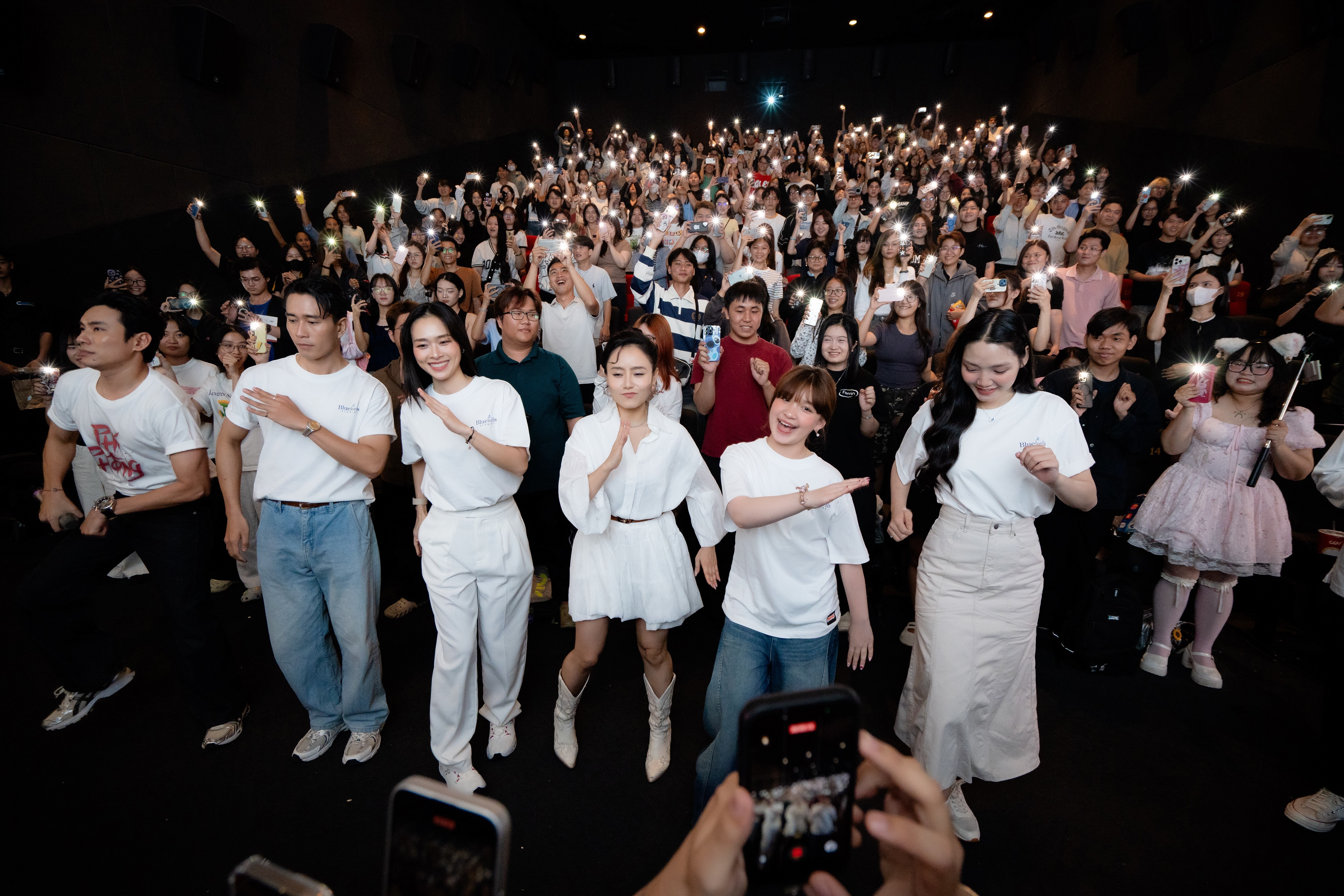 Sao nhí Thái Lan 'cân kèo' dàn cast Việt trong màn dance battle cực căng tại cinetour 'Phí Phông: Quỷ máu rừng thiêng'