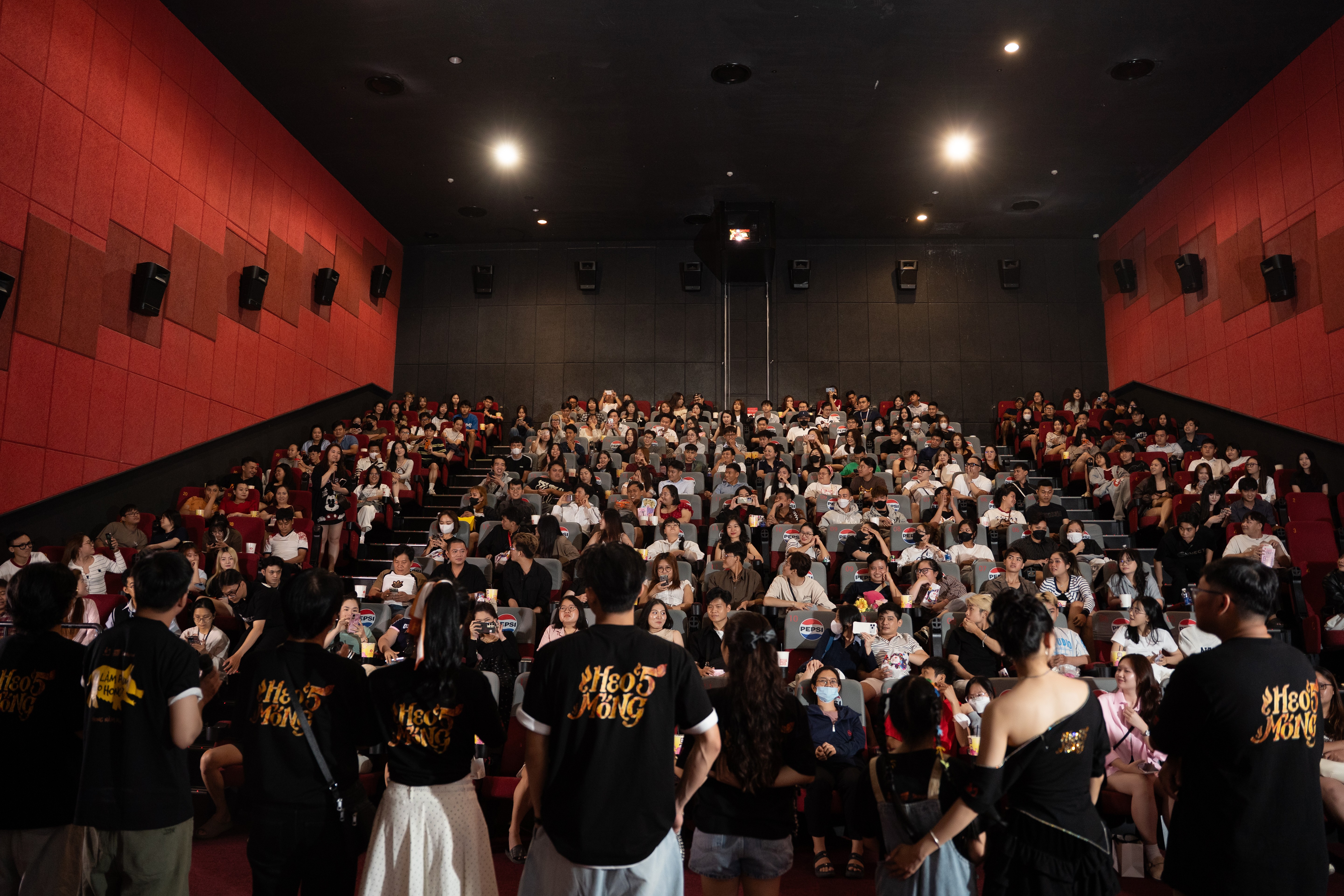 Cinetour của 'Heo năm móng': Khán giả lấp kín rạp, có luôn 'nhân chứng sống' đã gặp heo 5 móng