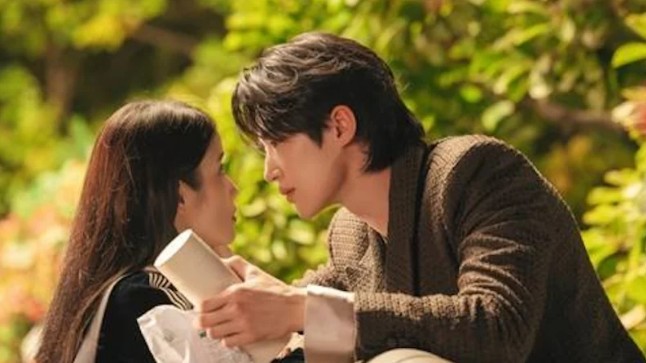 Cảnh hôn của IU và Byun Woo Seok kéo rating 'khủng' cho 'Perfect Crown'