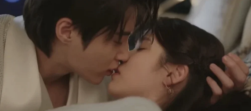 Cảnh hôn của IU và Byun Woo Seok kéo rating 'khủng' cho 'Perfect Crown'