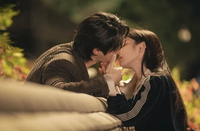 Cảnh hôn của IU và Byun Woo Seok kéo rating 'khủng' cho 'Perfect Crown'