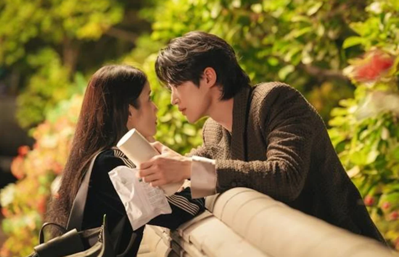 Cảnh hôn của IU và Byun Woo Seok kéo rating 'khủng' cho 'Perfect Crown'