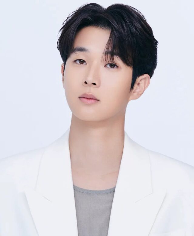 Choi Woo Sik, Moon Ga Young 'ăn gạch' vì nhận phim chuyển thể từ webtoon