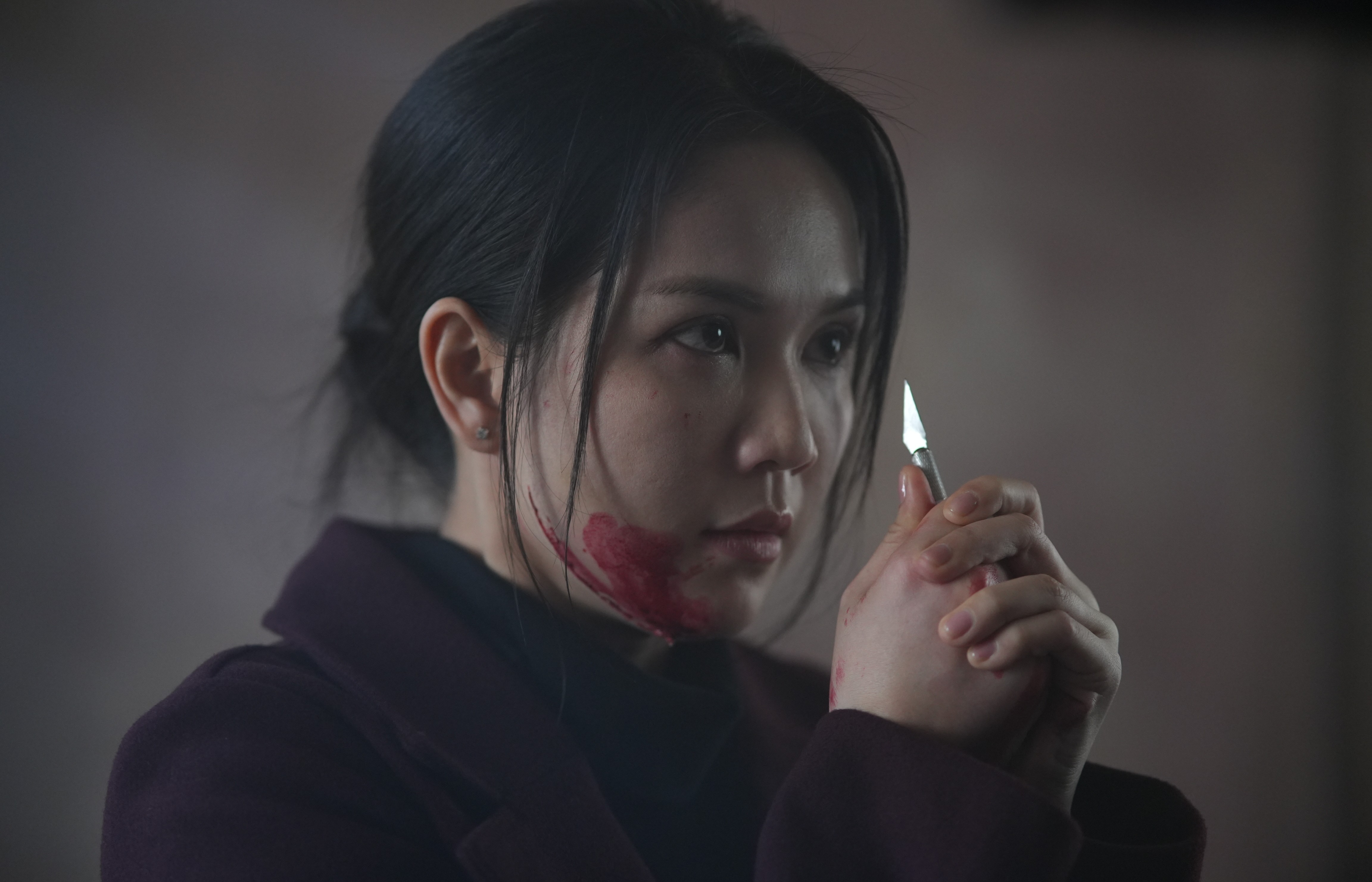 Ngọc Trinh treo người bằng dây, tự rạch mặt trong 'Thẩm mỹ viện âm phủ'