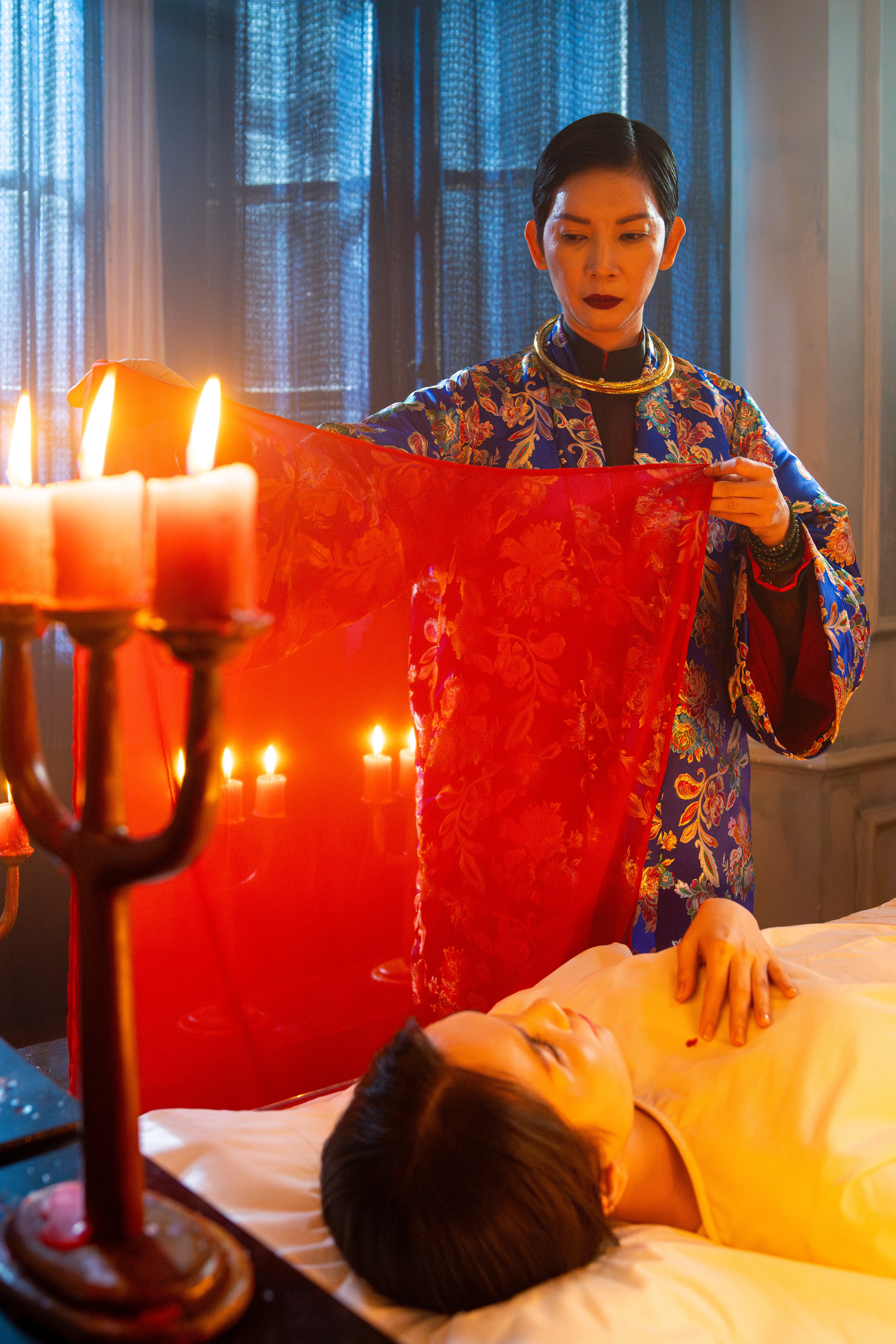 Ngọc Trinh treo người bằng dây, tự rạch mặt trong 'Thẩm mỹ viện âm phủ'