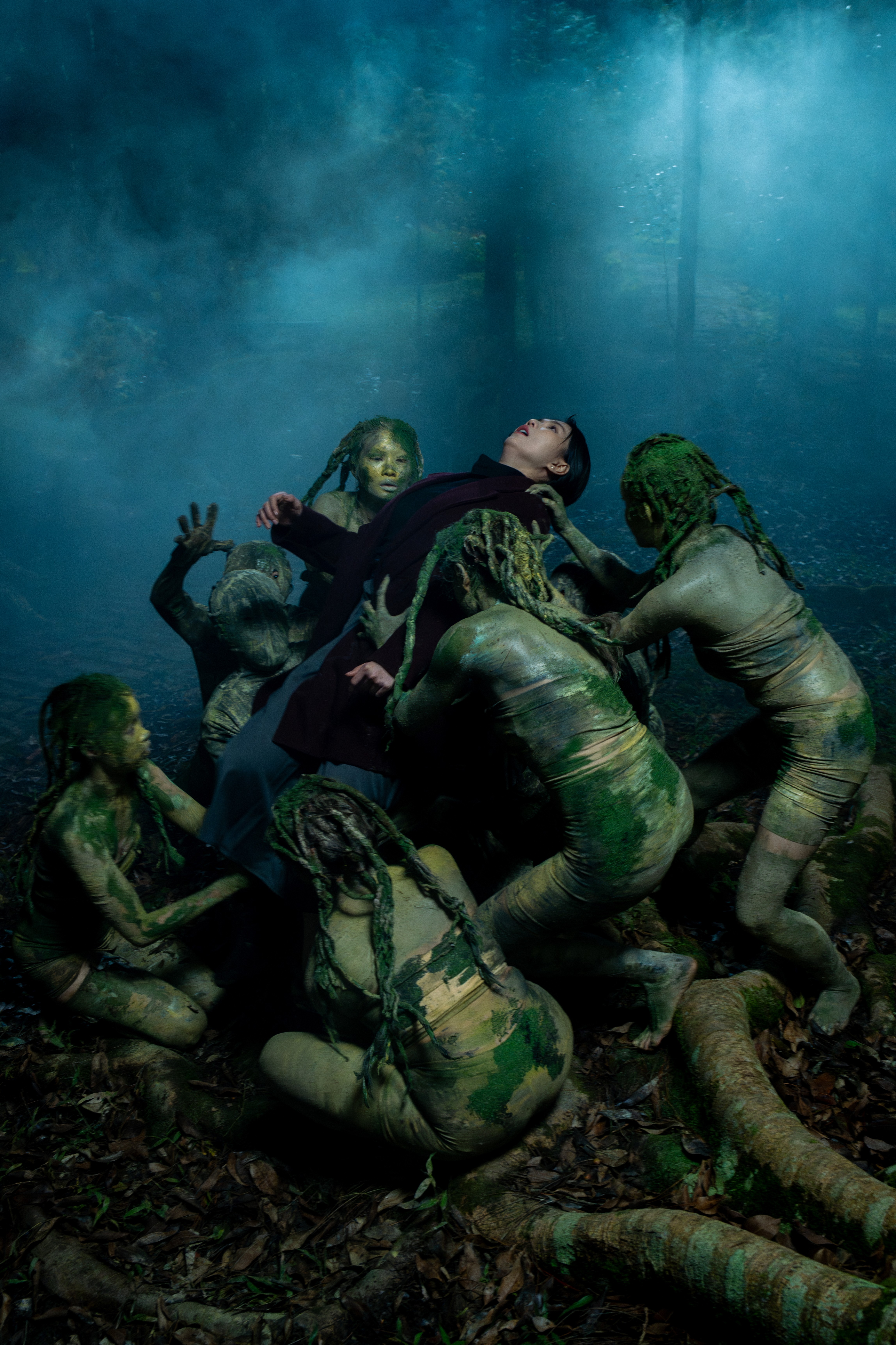 Ngọc Trinh treo người bằng dây, tự rạch mặt trong 'Thẩm mỹ viện âm phủ'