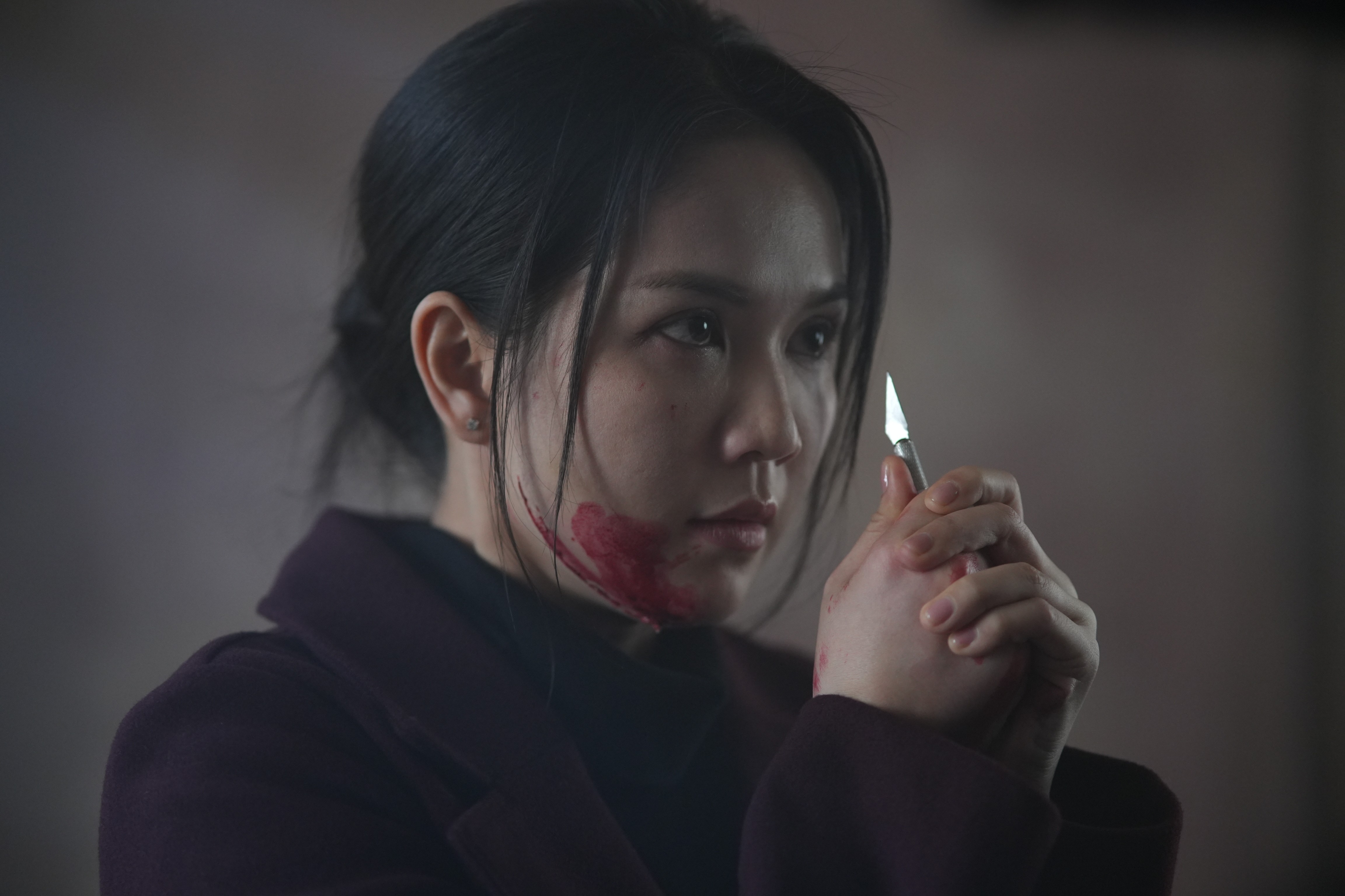 Ngọc Trinh treo người bằng dây, tự rạch mặt trong 'Thẩm mỹ viện âm phủ'