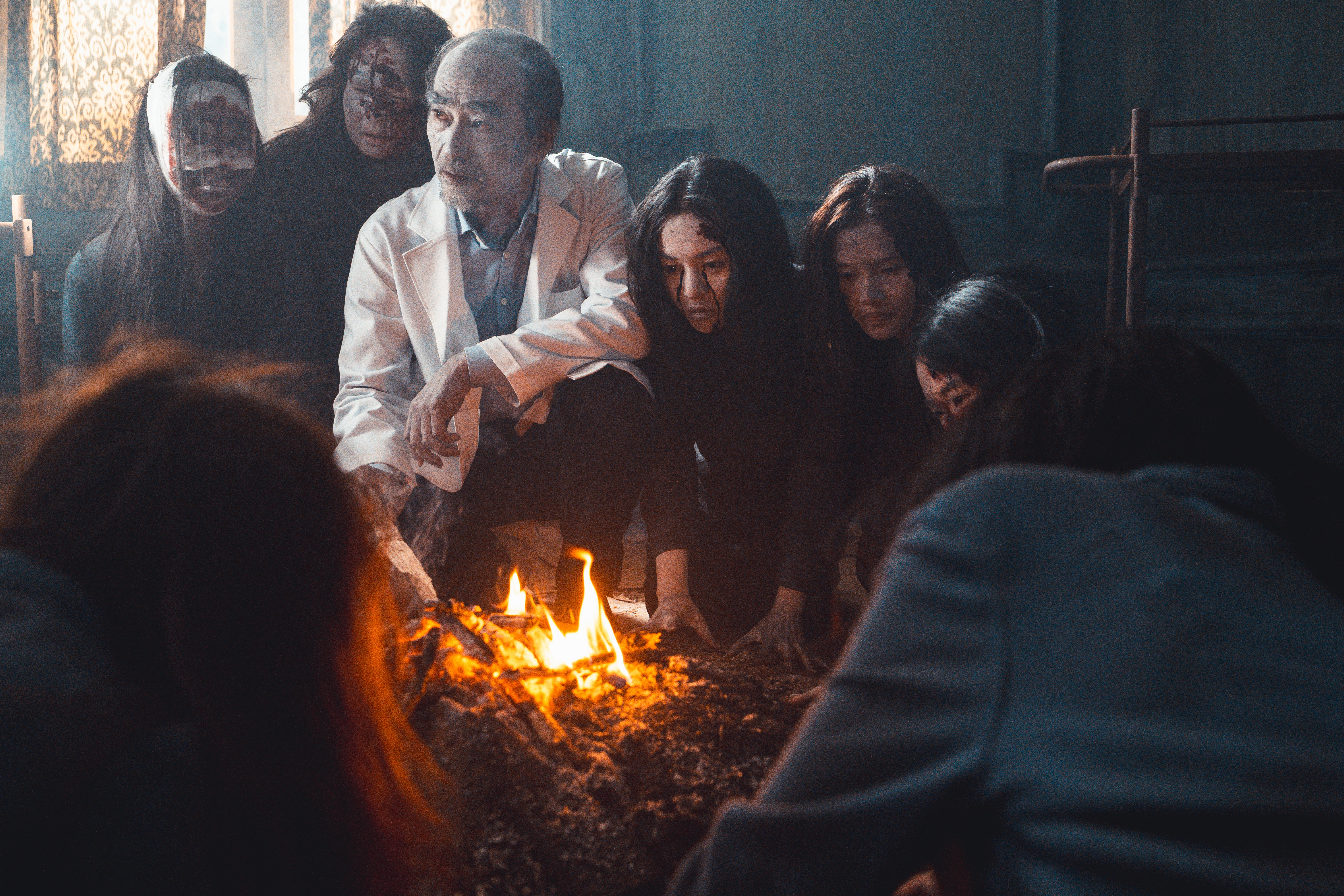 Ngọc Trinh treo người bằng dây, tự rạch mặt trong 'Thẩm mỹ viện âm phủ'