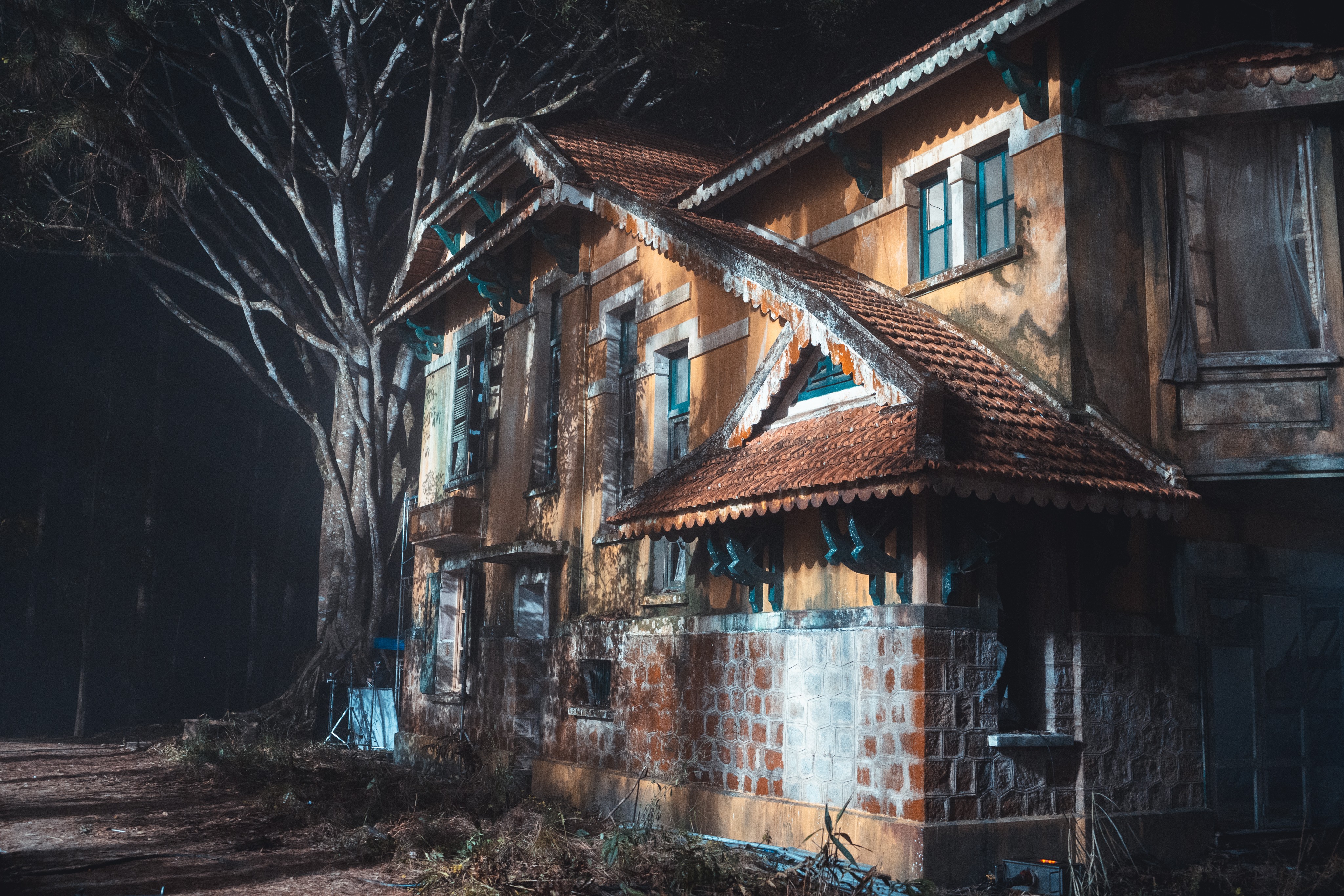 Ngọc Trinh treo người bằng dây, tự rạch mặt trong 'Thẩm mỹ viện âm phủ'