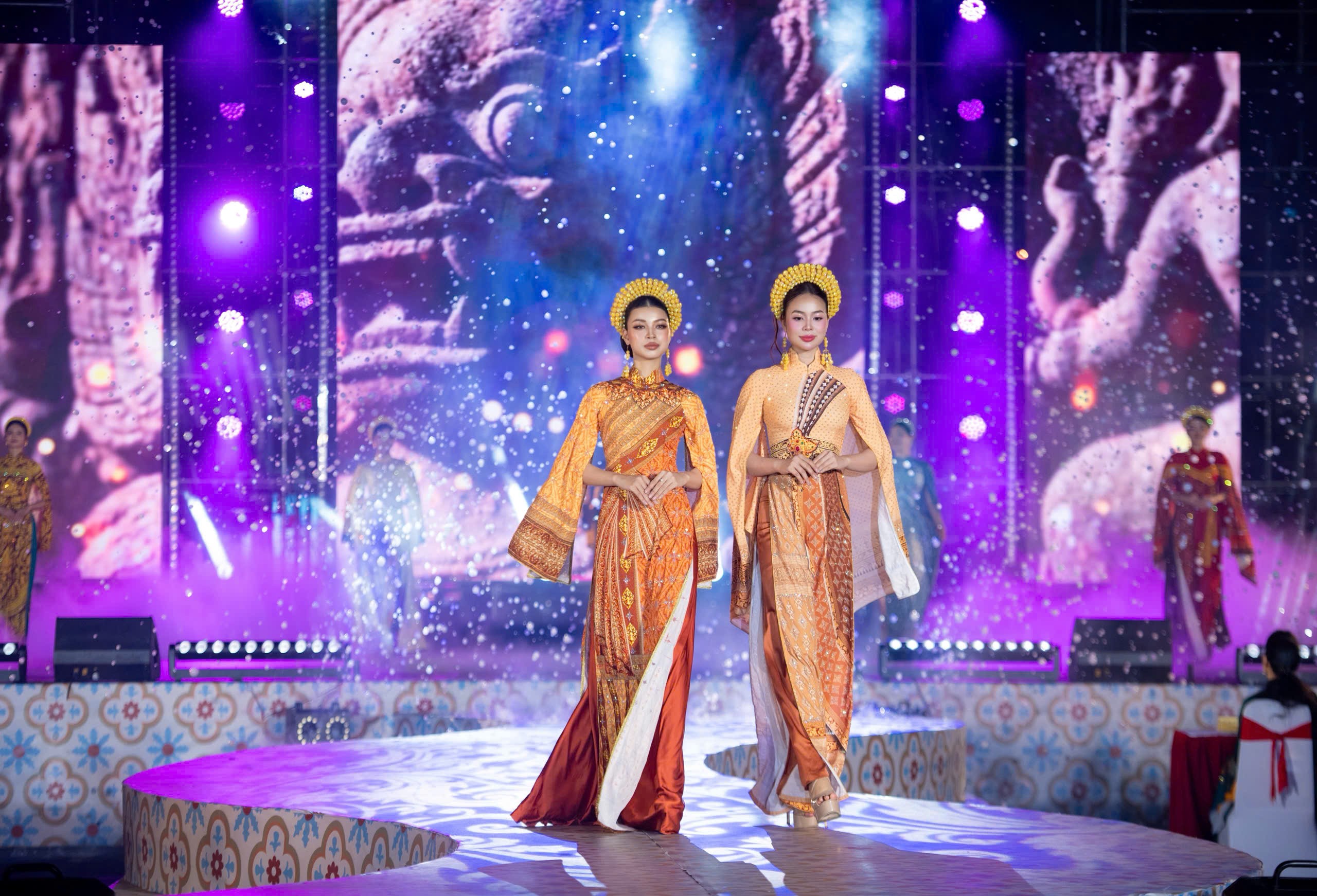 Yến Nhi, Phương Oanh làm nàng thơ, Đàm Vĩnh Hưng và con trai diễn áo dài Chăm Pa của NTK Việt Hùng