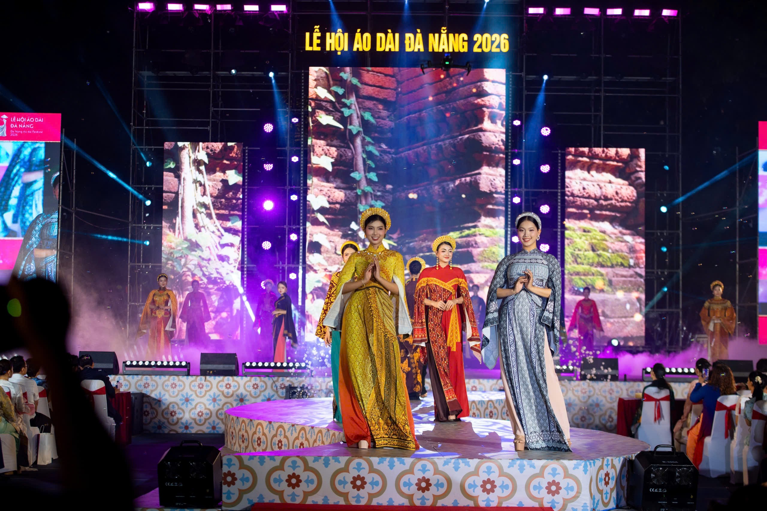 Yến Nhi, Phương Oanh làm nàng thơ, Đàm Vĩnh Hưng và con trai diễn áo dài Chăm Pa của NTK Việt Hùng