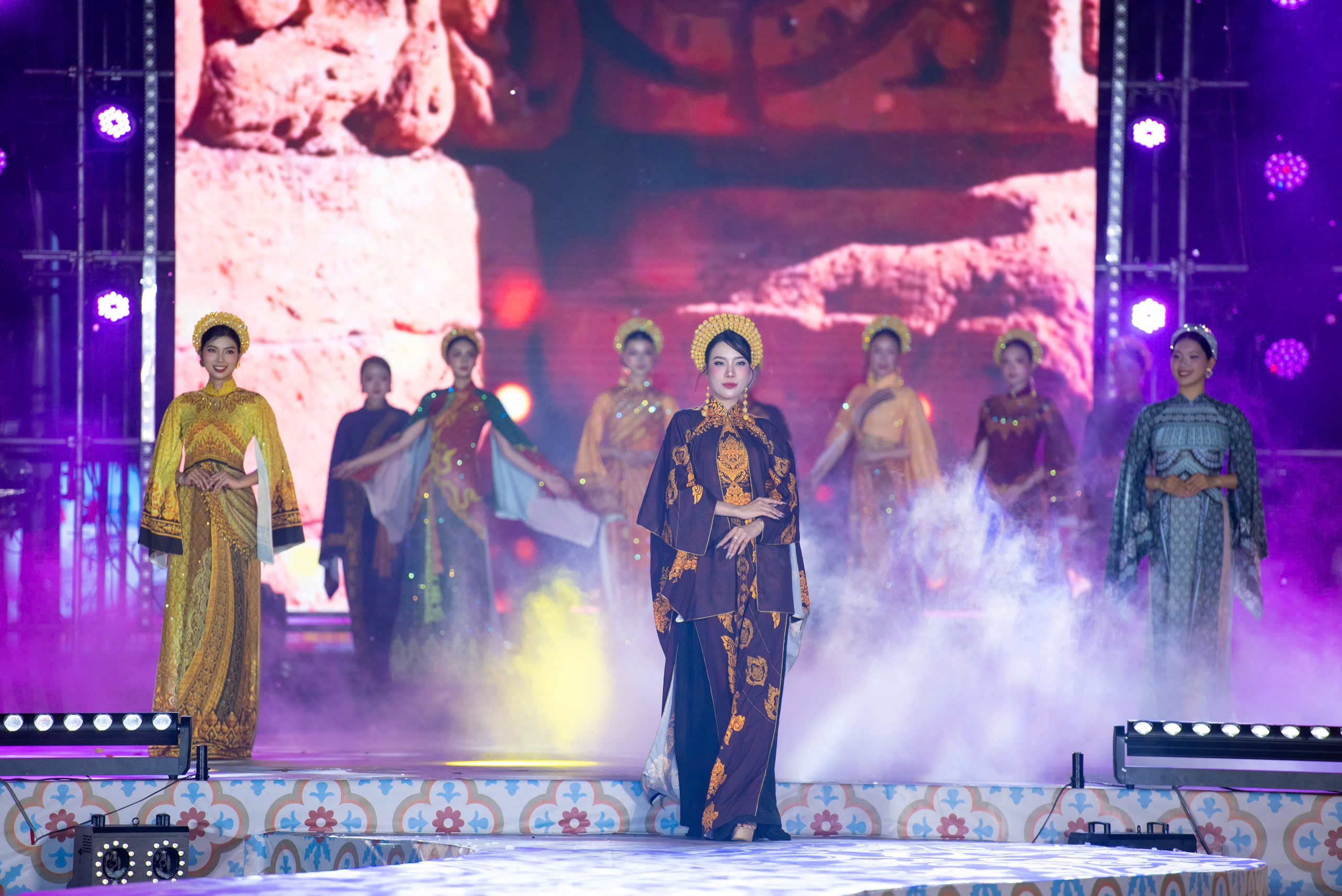 Yến Nhi, Phương Oanh làm nàng thơ, Đàm Vĩnh Hưng và con trai diễn áo dài Chăm Pa của NTK Việt Hùng