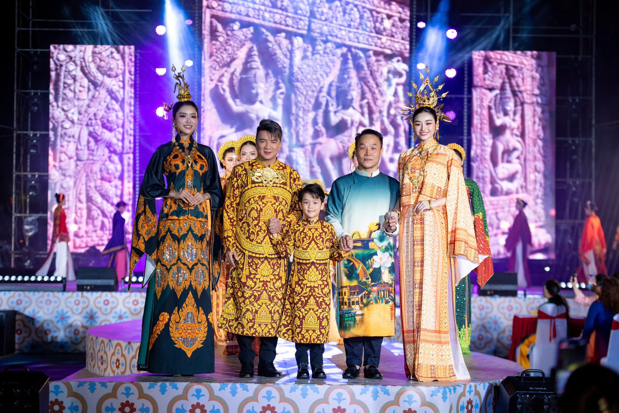 Yến Nhi, Phương Oanh làm nàng thơ, Đàm Vĩnh Hưng và con trai diễn áo dài Chăm Pa của NTK Việt Hùng