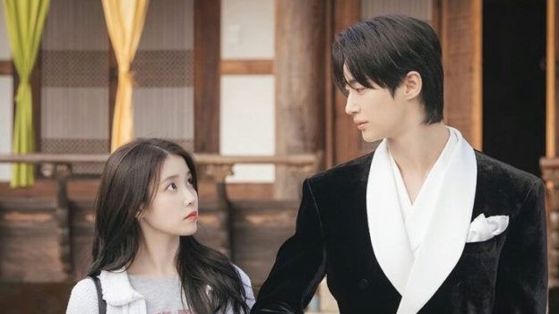 Nhà sử học chê 'Perfect Crown'