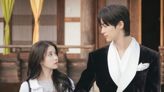 Nhà sử học chê 'Perfect Crown'