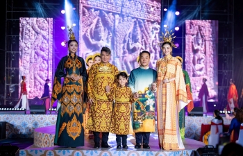 Yến Nhi, Phương Oanh làm nàng thơ, Đàm Vĩnh Hưng và con trai diễn áo dài Chăm Pa của NTK Việt Hùng