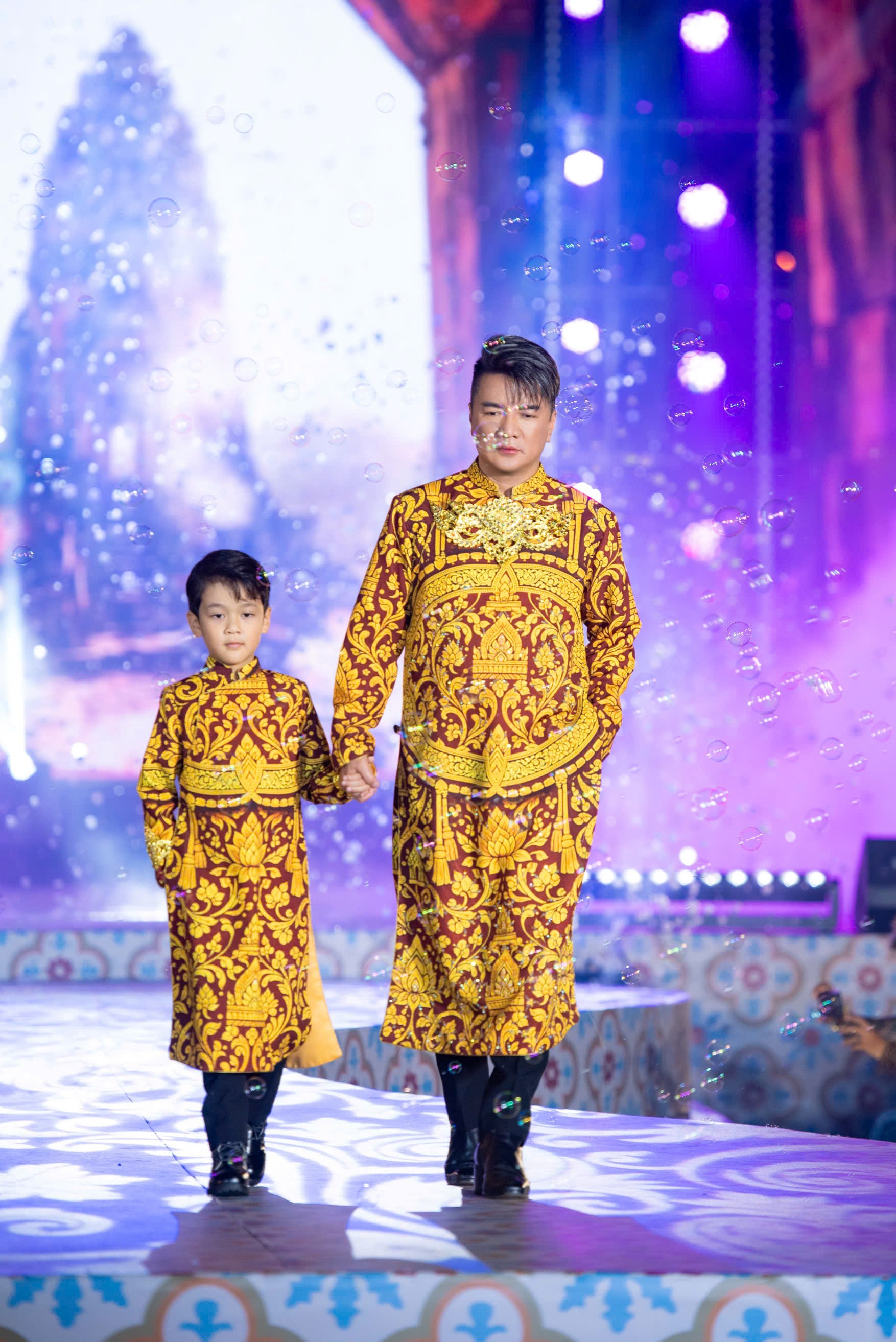 Yến Nhi, Phương Oanh làm nàng thơ, Đàm Vĩnh Hưng và con trai diễn áo dài Chăm Pa của NTK Việt Hùng