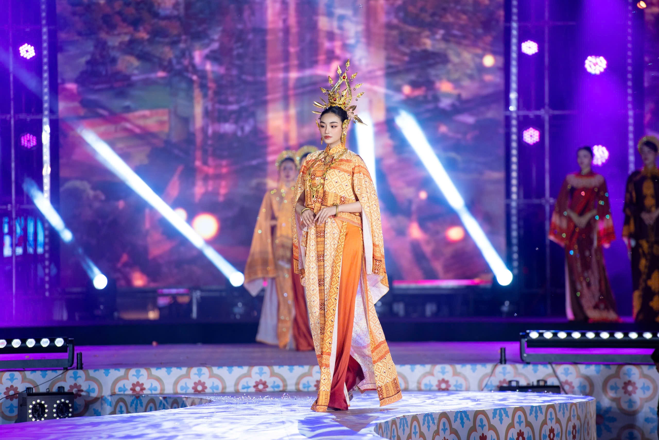 Yến Nhi, Phương Oanh làm nàng thơ, Đàm Vĩnh Hưng và con trai diễn áo dài Chăm Pa của NTK Việt Hùng