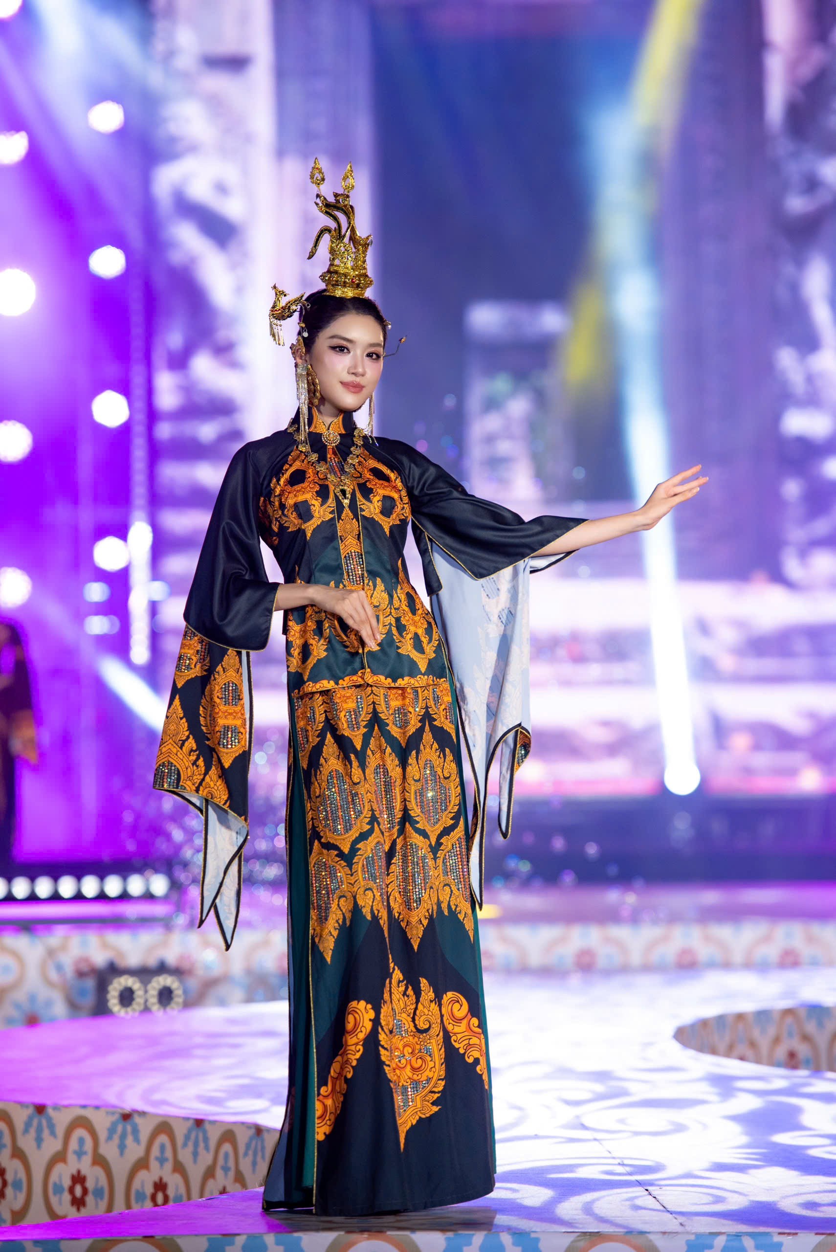 Yến Nhi, Phương Oanh làm nàng thơ, Đàm Vĩnh Hưng và con trai diễn áo dài Chăm Pa của NTK Việt Hùng