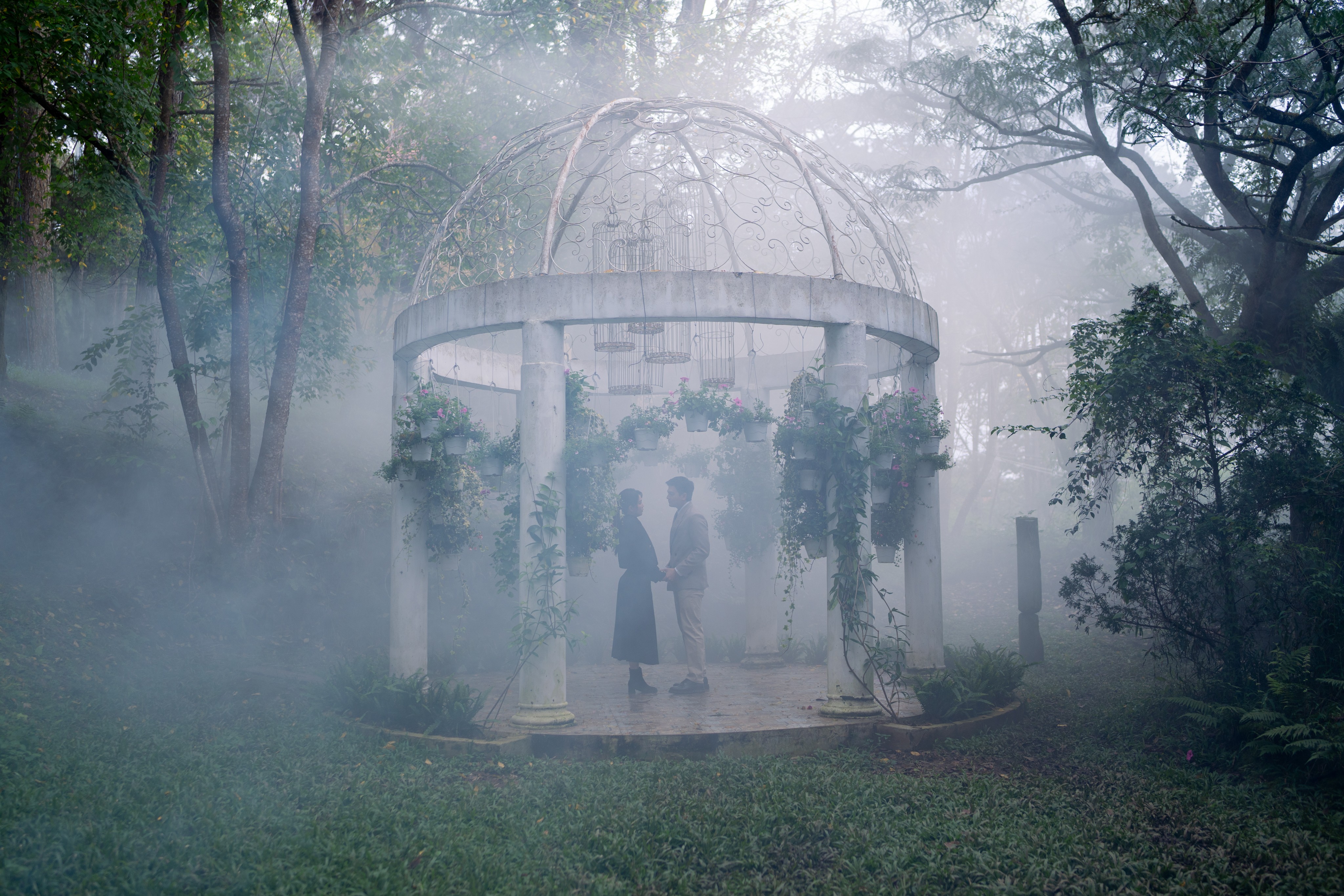 Lê Xuân Tiền vào vai chồng sắp cưới của Ngọc Trinh khổ vì cảnh hôn dưới mưa trong 'Thẩm mỹ viện âm phủ'