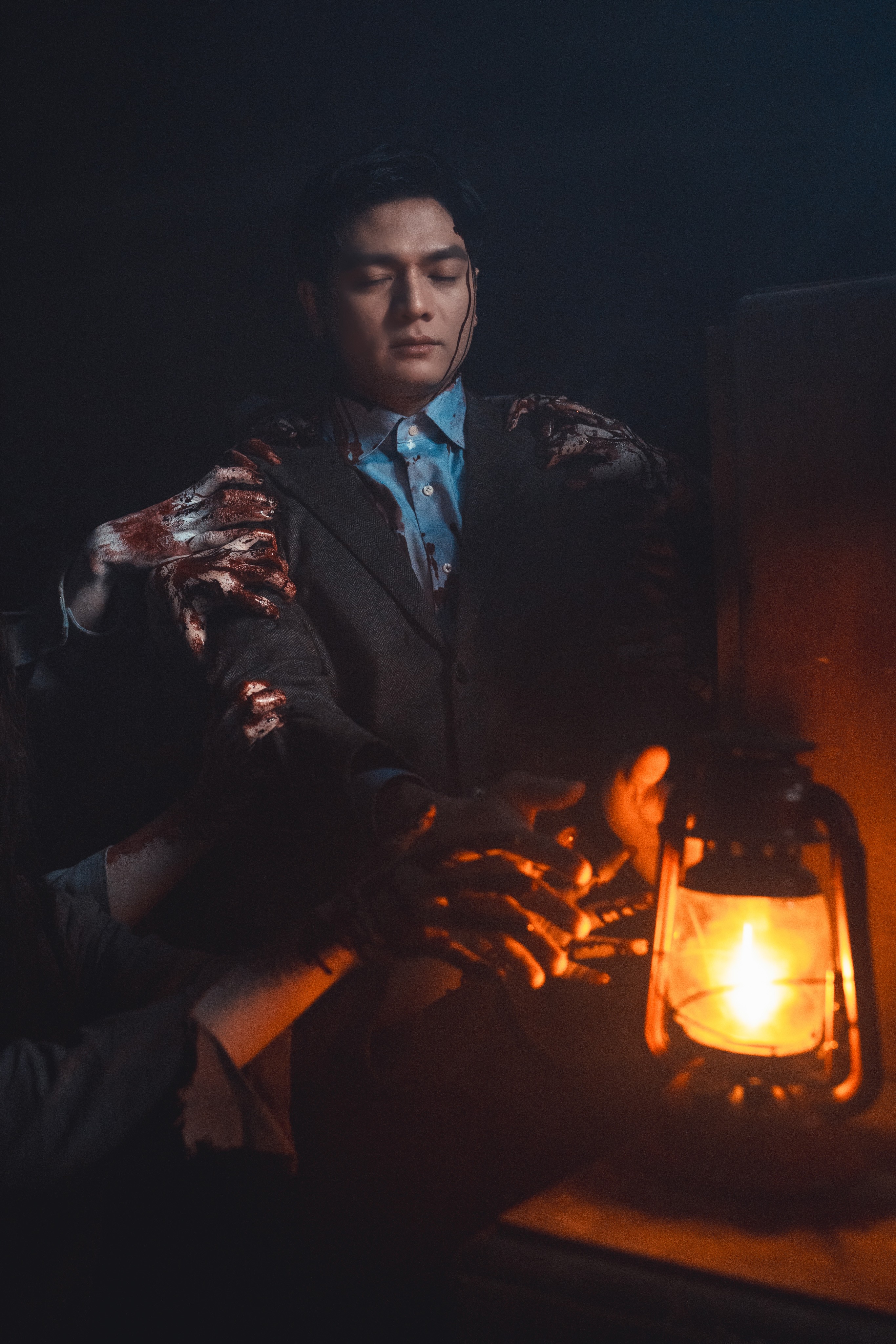 Lê Xuân Tiền vào vai chồng sắp cưới của Ngọc Trinh khổ vì cảnh hôn dưới mưa trong 'Thẩm mỹ viện âm phủ'