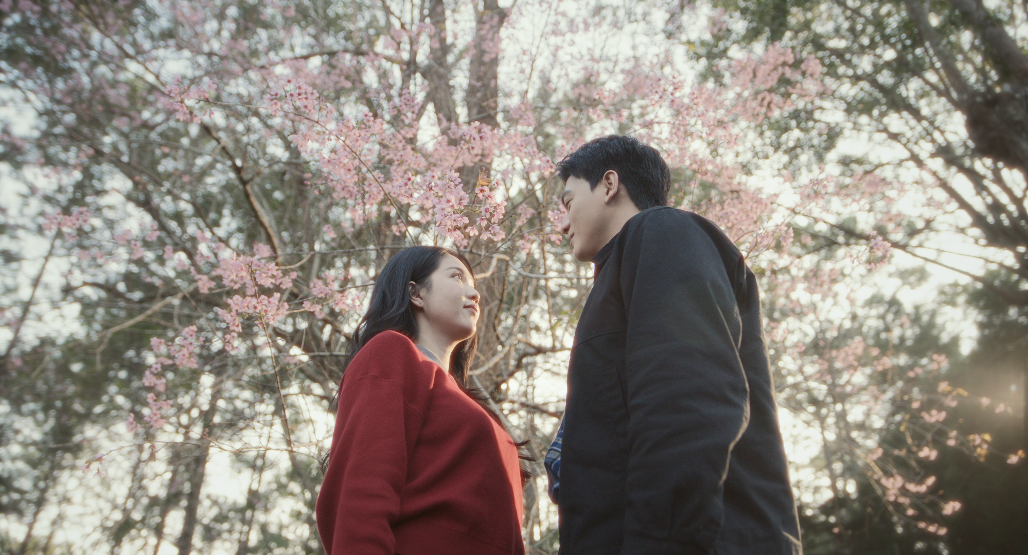 Lê Xuân Tiền vào vai chồng sắp cưới của Ngọc Trinh khổ vì cảnh hôn dưới mưa trong 'Thẩm mỹ viện âm phủ'