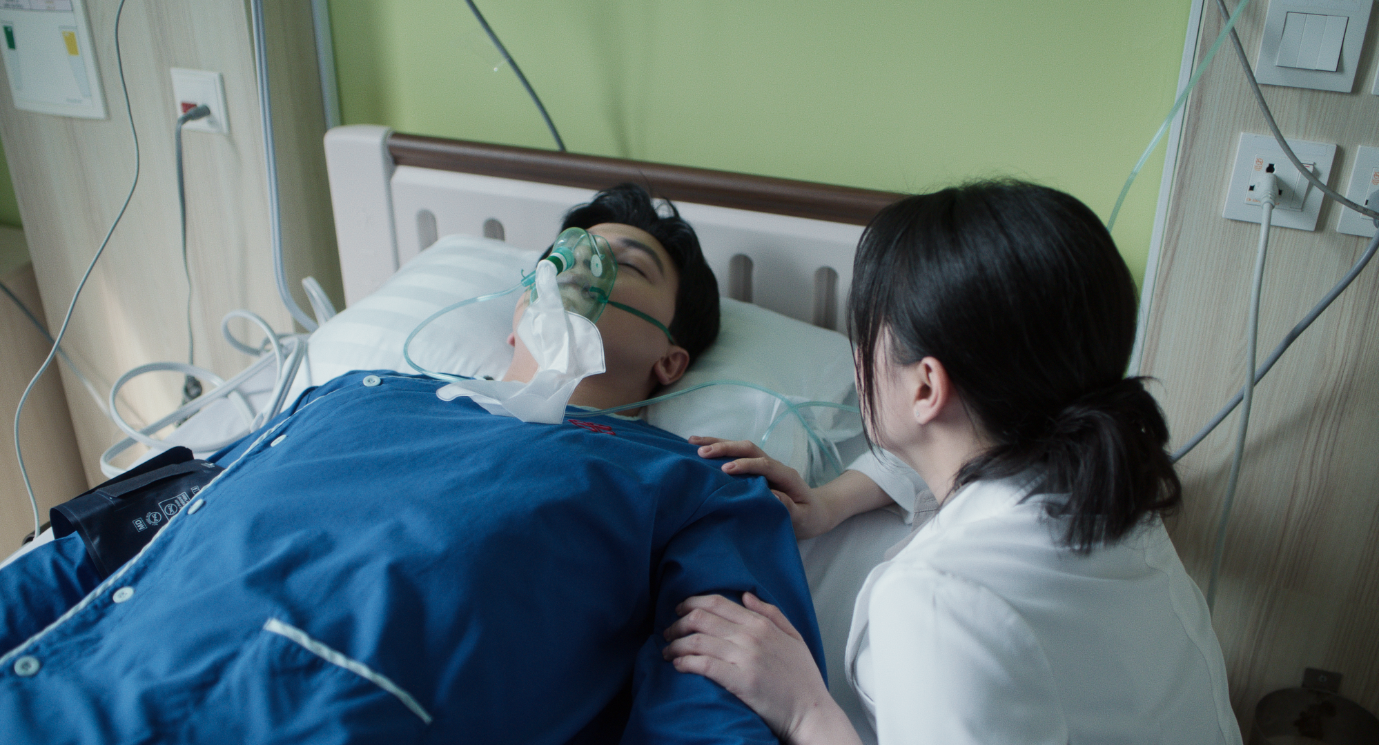 Lê Xuân Tiền vào vai chồng sắp cưới của Ngọc Trinh khổ vì cảnh hôn dưới mưa trong 'Thẩm mỹ viện âm phủ'