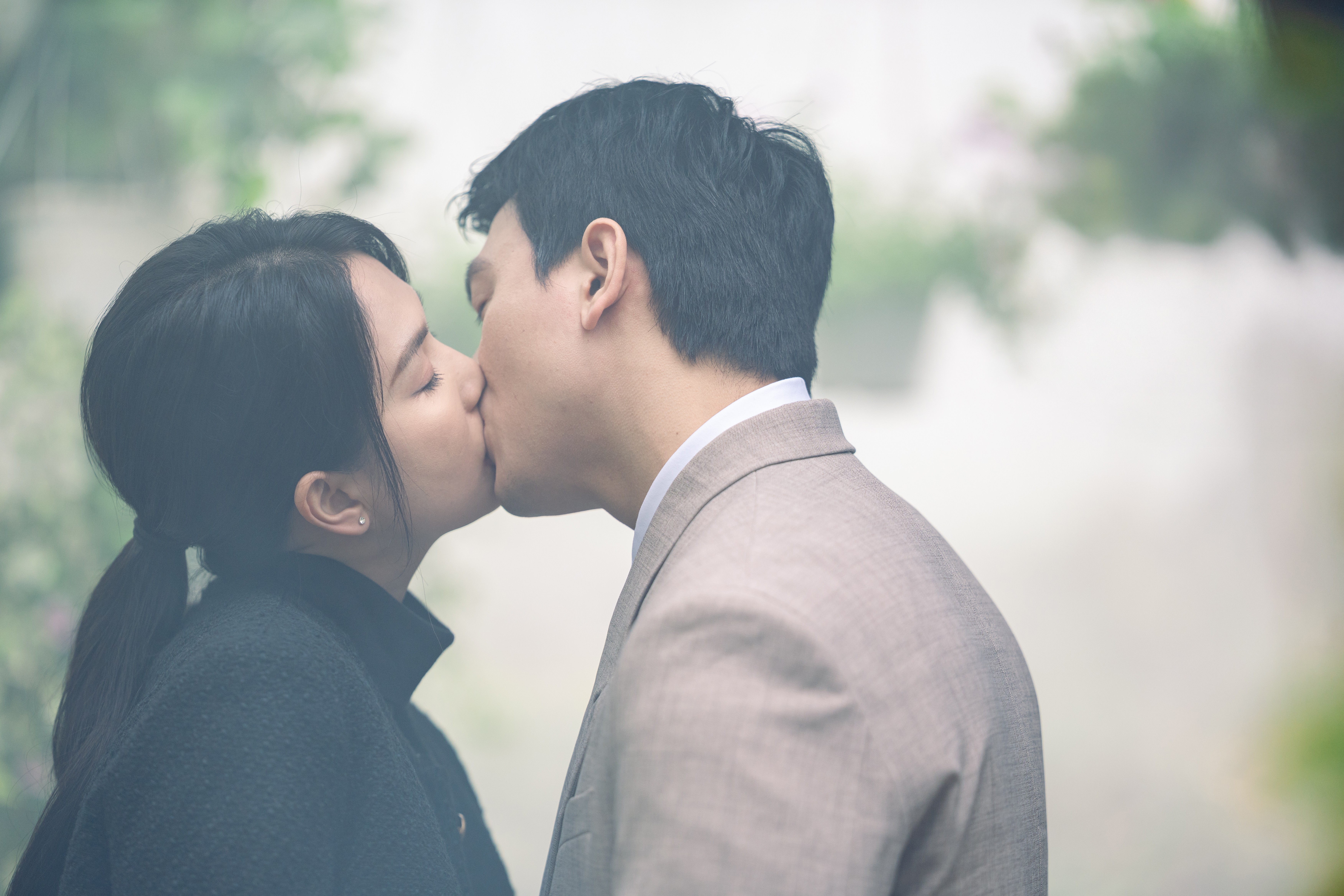 Lê Xuân Tiền vào vai chồng sắp cưới của Ngọc Trinh khổ vì cảnh hôn dưới mưa trong 'Thẩm mỹ viện âm phủ'