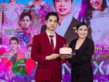Ngọc Sơn mang bánh kem lên sân khấu, 10.000 khán giả hát mừng sinh nhật Phương Thanh lúc nửa đêm