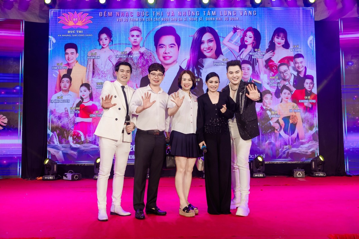 Ngọc Sơn mang bánh kem lên sân khấu, 10.000 khán giả hát mừng sinh nhật Phương Thanh lúc nửa đêm