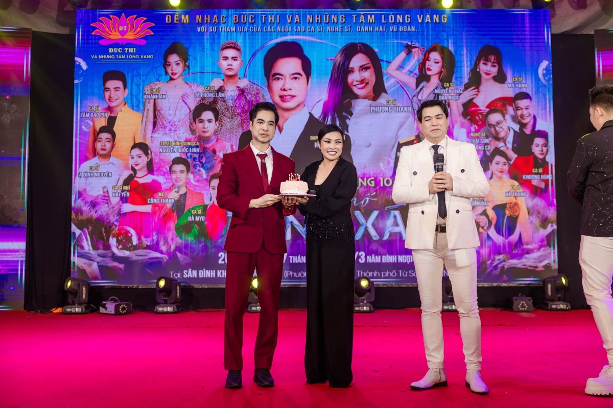 Ngọc Sơn mang bánh kem lên sân khấu, 10.000 khán giả hát mừng sinh nhật Phương Thanh lúc nửa đêm