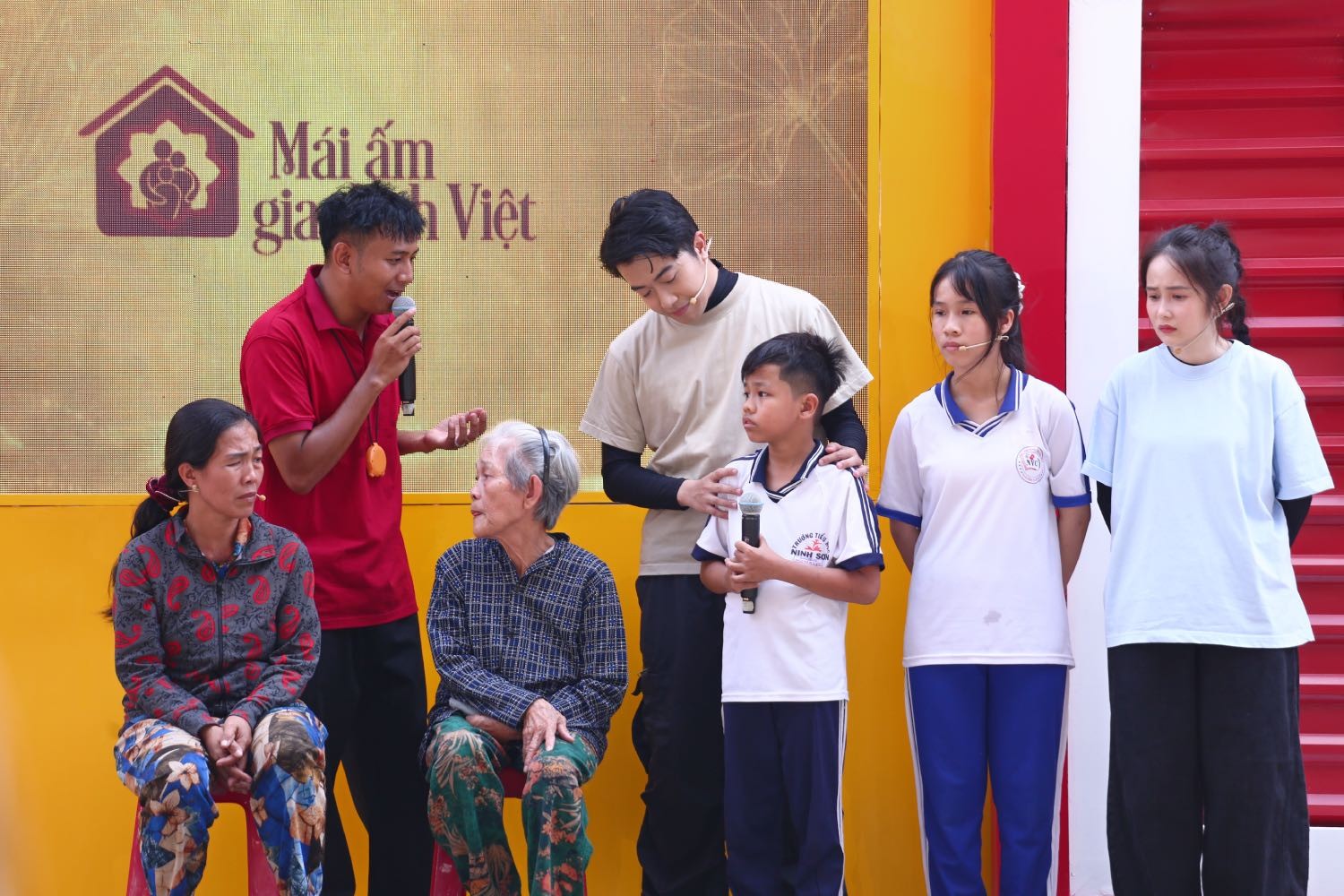 'Mái ấm gia đình Việt': Cris Phan – Mai Quỳnh Anh lăn xả thử thách, cùng Thái Vũ và khán giả trao hơn 250 triệu đồng cho trẻ mồ côi