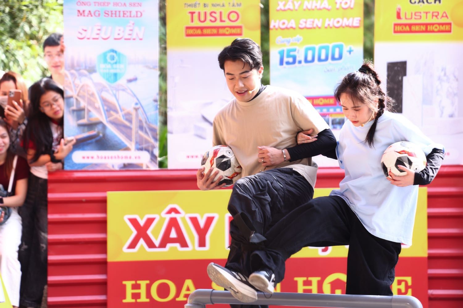 'Mái ấm gia đình Việt': Cris Phan – Mai Quỳnh Anh lăn xả thử thách, cùng Thái Vũ và khán giả trao hơn 250 triệu đồng cho trẻ mồ côi