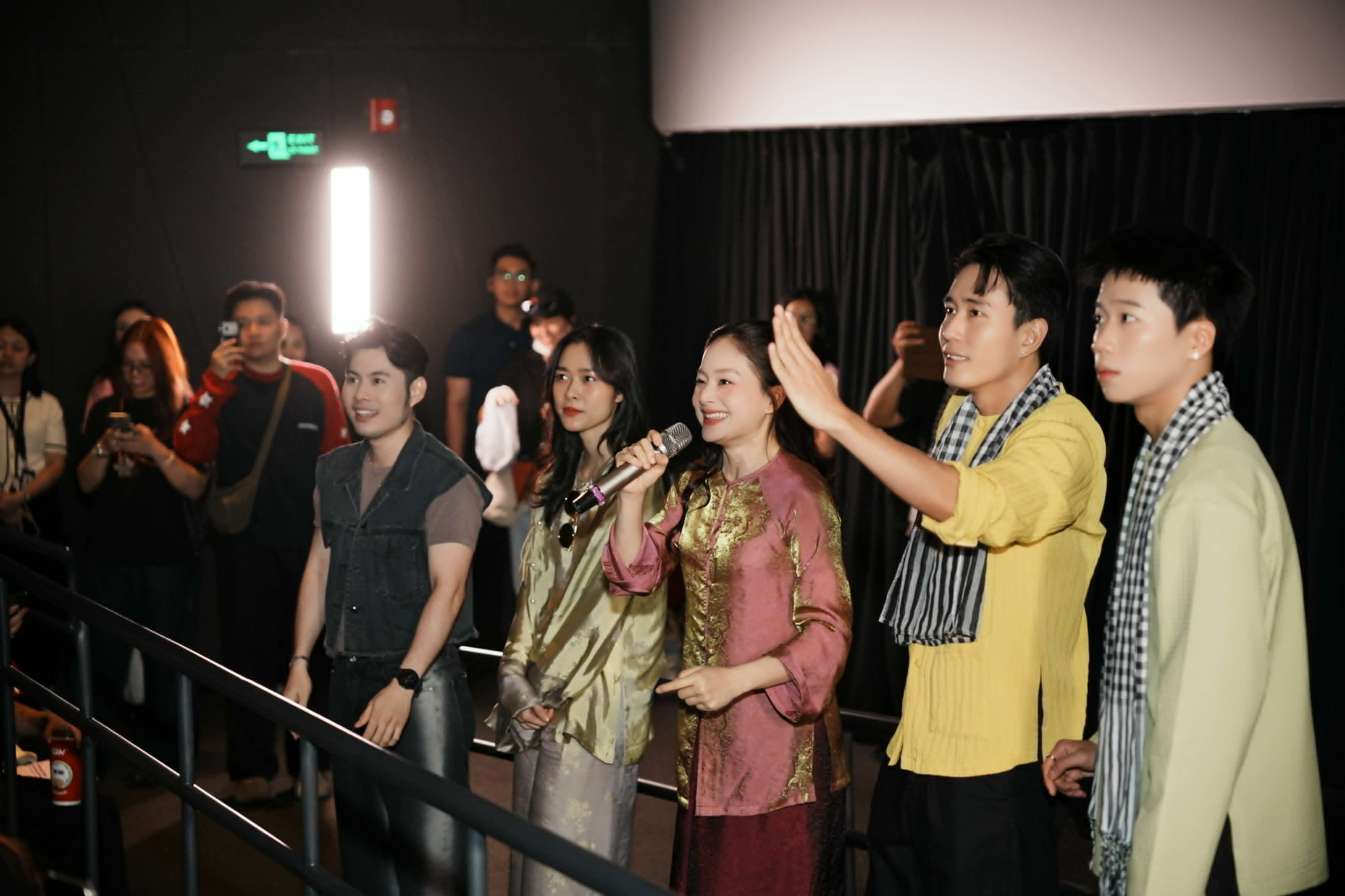Đoàn phim 'quậy nhất' dịp lễ 30/4 gọi tên 'Phí Phông: Quỷ máu rừng thiêng', hết dance battle tưng bừng đến hóa trang nghề nghiệp lầy lội
