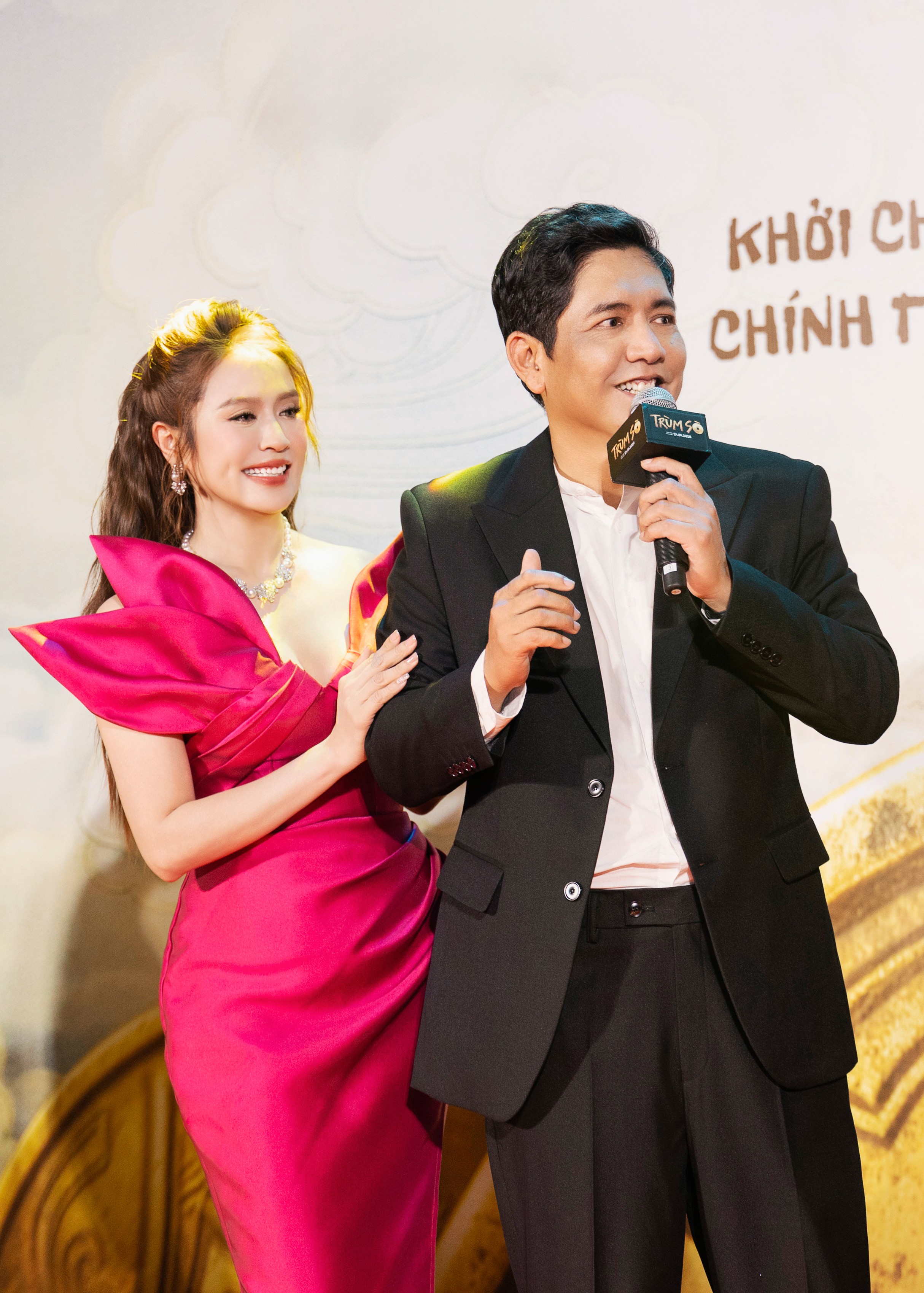 Thanh Thúy mang nguyên tạo hình cổ trang đi cinetour, trực tiếp livestream để 'đối thoại' cùng khán giả