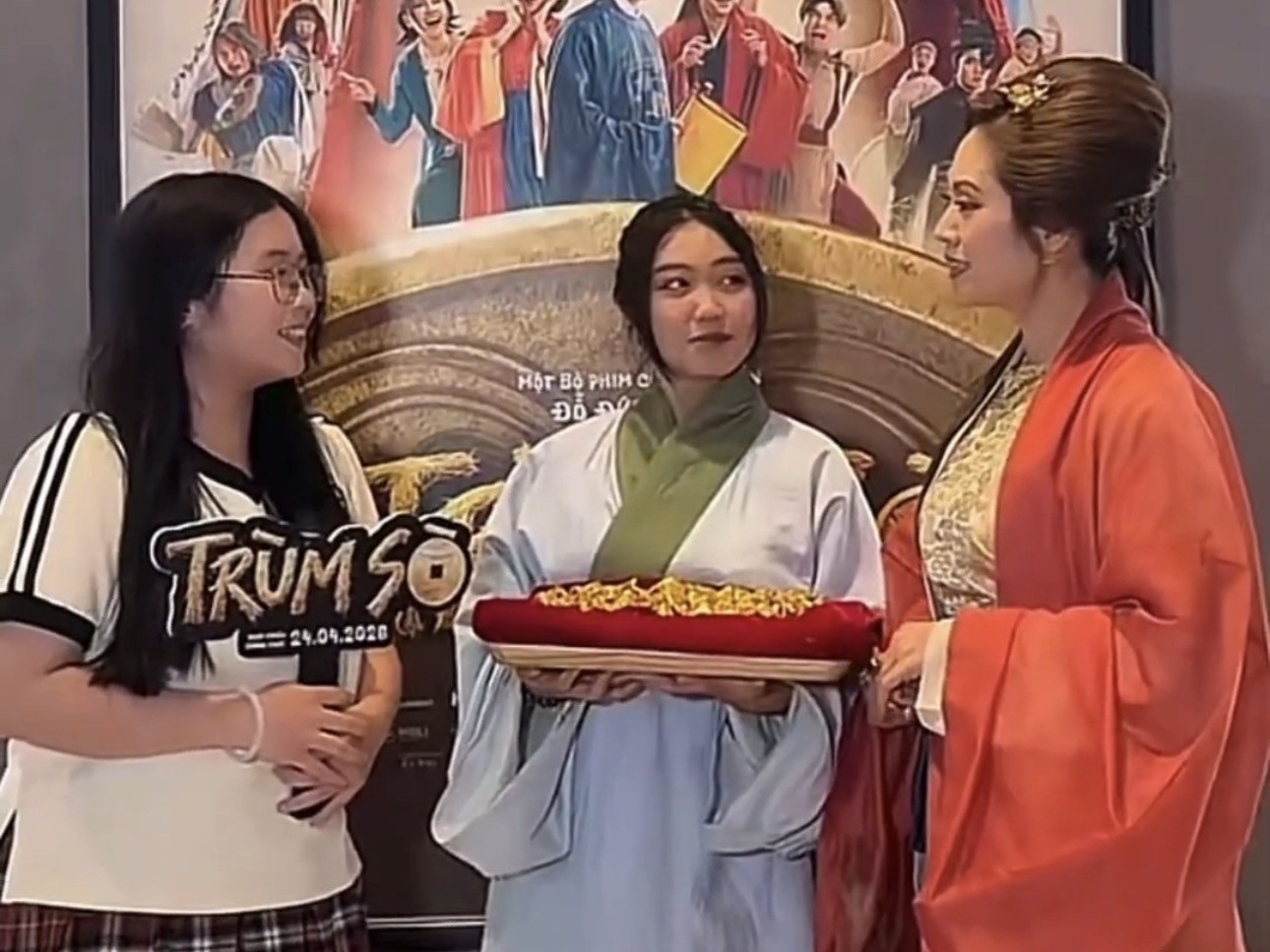 Thanh Thúy mang nguyên tạo hình cổ trang đi cinetour, trực tiếp livestream để 'đối thoại' cùng khán giả